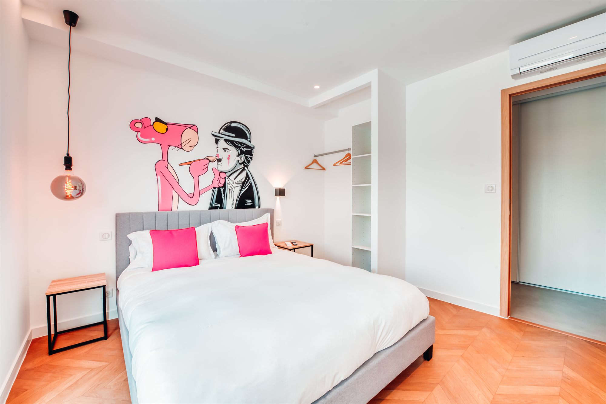 Villa Nirvana — chambre Panthère Rose (Banksy)