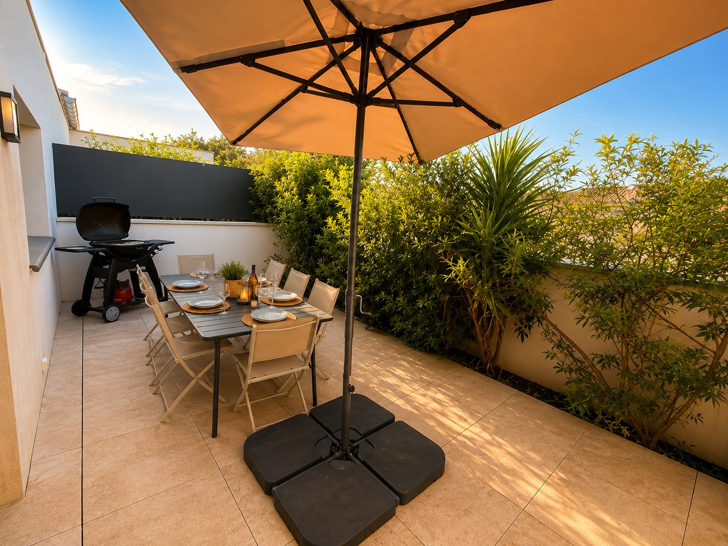 Terrasse bains de soleil villa piscine Provence