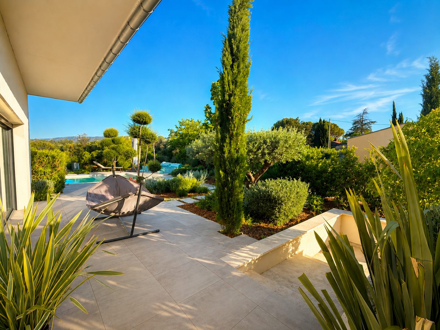 Villa Nirvana — jardin oliviers et cyprès