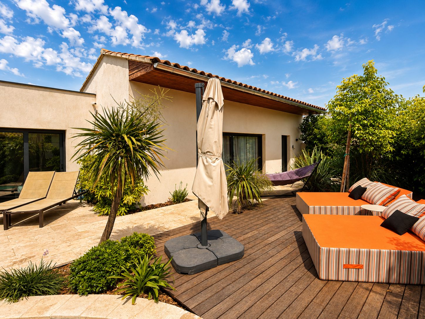 Terrasse bains de soleil villa piscine Provence